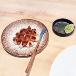 ACiD brianza - ホイップした焦がしバターパセリパウダー、麹を使った甘くないワッフル。自然な甘みだからお食事系のワッフル、香るバターを付けながらいただくとエンドレス食べれちゃう美味(お代わり可)もちろんお代わりした〜♪