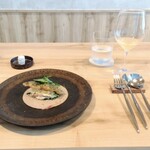 ACiD brianza - 奥に見える白く小さなものはお手拭き。ガレットを手でいただくときに使うもの。でも私は、ナイフフォークでいただいちゃいました(笑) 元気な感じでいただくのは恥ずかしいお年頃♪