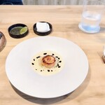 ACiD brianza - ホタテ貝柱コンテチーズと発酵トマトのソース大和芋と青のりのペースト濃厚なソース焦がした昆布のオイル。バターソテーかなのホタテ貝柱に、濃厚ながらやさしく包み込むようなソースが美味しい♡(๑´ڡ`๑)