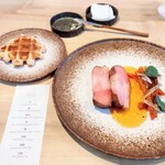 ACiD brianza - 北海道産黒豚ロースト乾燥させて戻した人参バターソテー新生姜ピクルス若いさくらんぼ豚出汁と麹のソース。人参バターソテーが切り干し大根のような甘み引き出された凝縮感で。トッピングが軽やか爽やかさ添えて