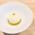 ACiD brianza - ミルクアイス松のオイル発酵コンブチャ松の新芽ピクルス。ジェラートな感じのミルクアイスにソースのオイルが引き立てられてより松の感じが楽しめたと思います。コンブチャのティーっぽさ新芽ピクルス素敵アクセント