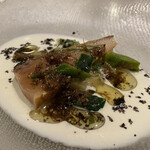 シャントレル - サクラマスの瞬間燻製、ロックフォールチーズのソース、なすの煮浸し、きゅうり、オクラ