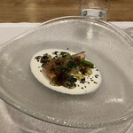 シャントレル - ❻サクラマスの瞬間燻製、ロックフォールチーズのソース、なすの煮浸し、きゅうり、オクラ