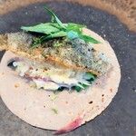 ACiD brianza - そば粉のガレット鮎フリット肝たでシソキャベツなど巻いて。シャキシャキ感と香味野菜の香りが華やかにフリットの味わいを膨らませてる。モチッと感もあるガレットで巻いて一緒に。全部がいいバランス!! 美味♡