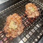 焔立つ肉寿司と牛タンタワー 肉処 双葉 三宮 - 