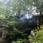 珈道庵 三瀬山荘 - 直火焙煎の煙が森にたゆとう。