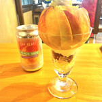 桃の農家カフェ ラペスカ - パフェの後ろにあるのは、持ち帰りで購入した桃ビールです！