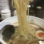 好吃 - 良いねぇ、この細麺！
