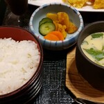 Oshokujidokoro Shinsei - 天ぷら御膳のご飯、漬け物、茶碗蒸し