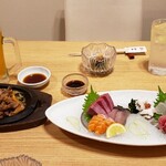 Oshokujidokoro Shinsei - 親鳥の鉄板焼き、刺身盛り合わせ、生中、レモンサワー
