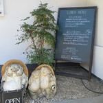 オステリア ジジ - お店の入り口横のメニューボード