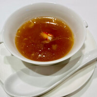 水綾閣 - 蟹肉烩魚翅
                    蟹肉入りフカヒレスープ
                    SharkFinSoupwithCrabMeat
