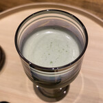 温石 - 枝豆のすりながし　枝豆のほんのりとした香りを楽しんでいると、下には濃厚な枝豆が敷かれてあります　静岡は本当に野菜や果物が早いですね