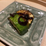 温石 - 遠目の炭でじーーーっくりと焼かれたズッキーニ、これは真似します！醤油漬けのオニオンがとっても美味しい！夏なんですね！