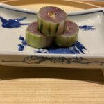 温石 - 鯵の胡瓜巻き　口に含んだ途端鯵の香りと胡瓜の心地よい歯触りに驚きました　なにこれ？美味しすぎる！！こんなに濃密な鯵初めて頂きました
