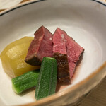 温石 - 焚き合わせ　まさかお肉をいただけるとは思いませんでしたがあまり印象には残らず　それよりもお出汁たっぷり含んだ丸茄子の美味しいことと言ったらない