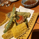 魚こころ - 夏野菜の天ぷら。3人だといろいろ頼めーる。