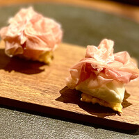 cenci - ①ペルシュウ、じゃがいも、柚子胡椒〜普段は薄くスライスしたペルシュウを皿に並べるだけだったが、パッと開いた薔薇のようなペルシュウに♡