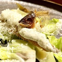 cenci - ②レタス、鮎、マジヤクリ〜新鮮なレタスの中には鮎のフライ。タルタルソースと岡山吉田牧場の極上マジヤクリチーズを削って。外した骨は軽く揚げて見た目の迫力とインパクト。