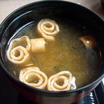 津々井 - 「ハンバーグ丼」の味噌汁