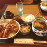 霧の下 - チキンみそかつ丼とおそばのセットです。
            
            サクサクの衣と、ジューシーなお肉、甘辛いタレが食べたくなって来店。
            
            期待裏切らないおいしさ。