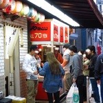 相模屋 - 店頭には多くの人が焼鳥を食いまくっている！