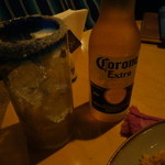 テピート - ミチェラダ　レモン汁とチレが入ったグラスにコロナビールを注ぐ