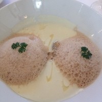 ラ・トゥーエル - 前菜　帆立のポワレとカリフラワーの温かいスープ　シナモンカプチーノ仕立て