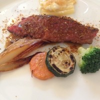 ラ・トゥーエル - メイン肉　カイノミのロースト 紫の粒マスタードソースにウコン、コリアンダースパイスをきかせて
                  