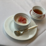 赤坂璃宮 - 杏仁豆腐スイカ添え。甘さ控えめで珍しく完食。