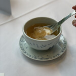 178801880 - キヌガサ茸はたっぷりスープを含みます。