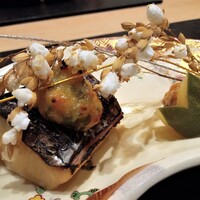 十三蔵 - 鰆の味噌漬けと牡丹の葉を形どった加賀太胡瓜