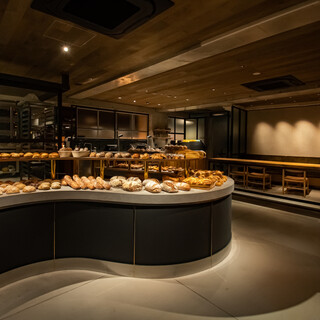 イートインもご利用可能！木目を基調とした落ち着いた雰囲気◎