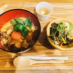 Bon-tune - 赤い卵のとろとろ親子丼 700円