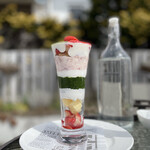 ヌマカフェ - 苺とほうれん草のパフェ