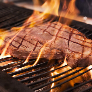 大きな塊の熟成和牛を炭火焼きで！