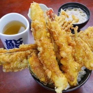 サクサク天ぷらがどんぶりからはみ出る！「場外天丼」も人気