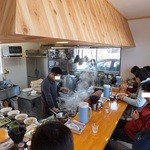 麺饗 松韻 - 開放的な店内