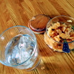 カレー風味すずき - お冷と自家製の福神漬け。