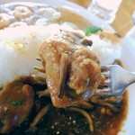 カレー風味すずき - 鶏肉は、キッチリ焦げ目が付いています。
