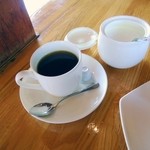 カレー風味すずき - 追加注文のホットコーヒー　カップはノリタケ