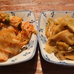 ホワイト餃子 - キムチにザーサイ