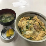 力餅食堂 - 他人丼　味噌汁と漬物が付きます。