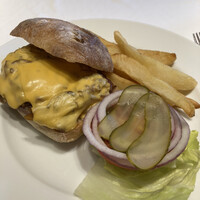 ベンジャミンステーキハウス 東京ガーデンテラス紀尾井町 - ランチのサーロインステーキサンド、この画像からの想像よりボリューム満点なのです