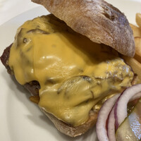 ベンジャミンステーキハウス 東京ガーデンテラス紀尾井町 - チェダーチーズとオニオンソースがたっぷりかかったサーロインステーキ