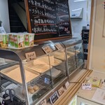 Torino Shouten - ショーケースと看板(本日の特売)