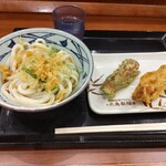 丸亀製麺 - ぶっかけ(並)と天ぷら2種類。