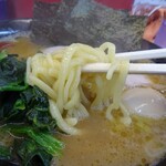 横浜家系ラーメン 宮里家 - 酒井製麺柔らかめは釜茹で平ざる湯切り