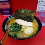 横浜家系ラーメン 宮里家 - デフォルトラーメン税込み700円の味玉は再会サービス