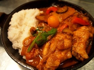 Yasaiwotaberukarekyampu - 1日分の野菜カレー ＋ 完全食セット（鶏手羽煮込のせ）